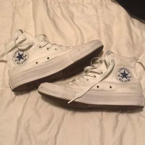 All white converse/chuck Taylor’s